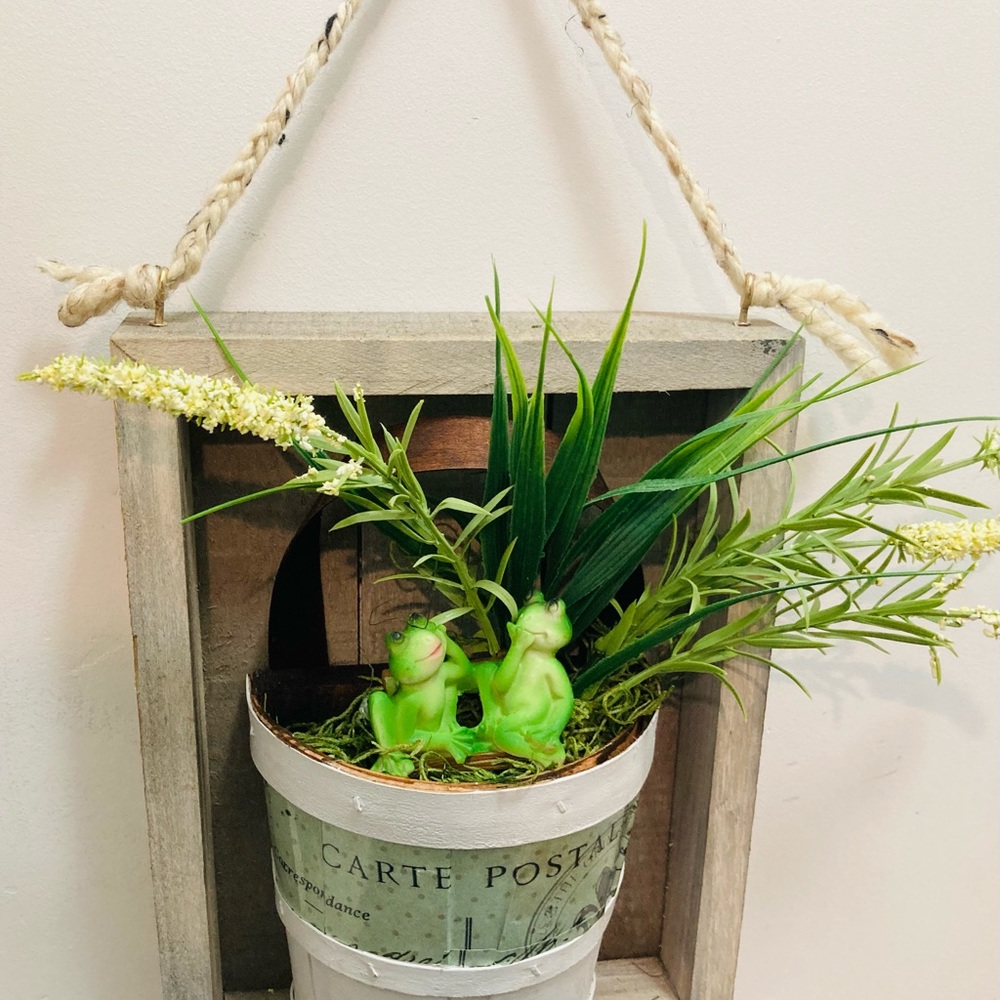 FROGS ON BENCH WALL DECOR